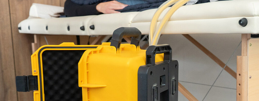 PEMF terapija z napravo ob terapevtski mizi