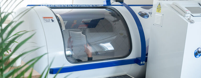 Hiperbarična komora v wellness prostoru med terapijo