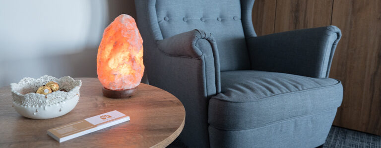 Solna svetilka in naslanjač v wellness terapevtskem prostoru