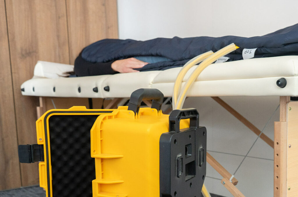 PEMF naprava ob terapevtski mizi med sproščenim počitkom