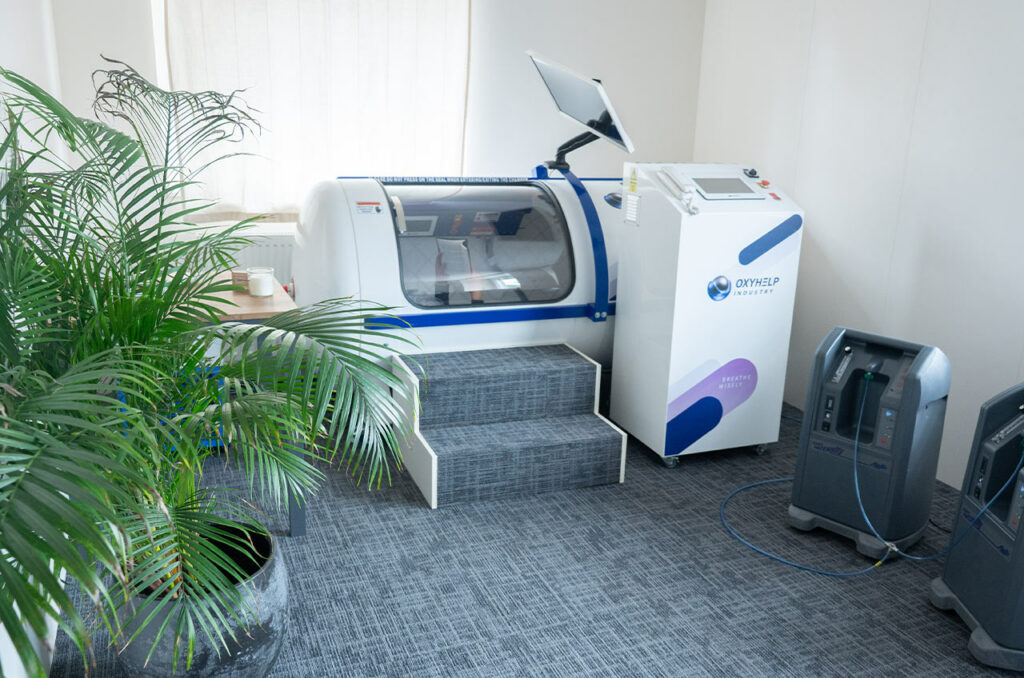 Hiperbarična kisikova komora v urejenem terapevtskem prostoru